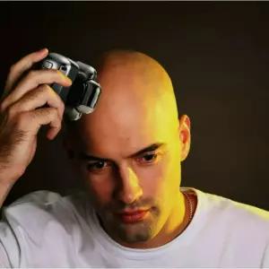 삭발 면도기 휴대용 충전식 전기 민머리 밀기 두피 셀프 전동