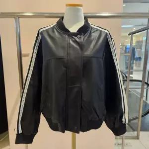 [롯데백화점]파프리카 에코 레더 봄버 아디 점퍼 NL1JP303