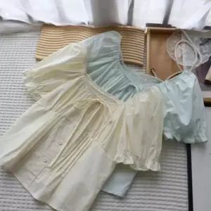 [하프클럽/옷자락]여성 여름 봄 여행룩 셔링 스퀘어넥 퍼프 소매 블라우스