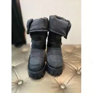 [에고이스트] 버클 장식 투웨이 패딩 부츠 EQ4AS-962 675442