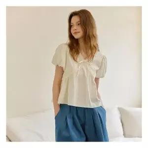 비키 [정가78000] 레이스 셔링 퍼프 반팔 블라우스 (TKBAE2455) 1130845