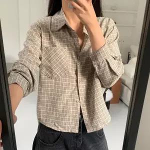 [신상오픈런]여성용 체크 포켓 셔츠 가을 간절기 기본핏 면 (41571213)