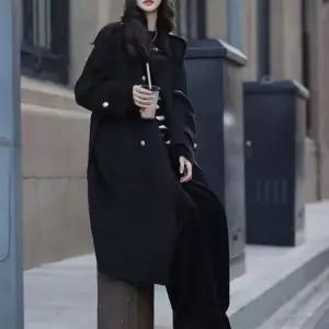 [옷은날개] 하이넥 금장버튼 허리 스트랩 더블 롱코트 블랙