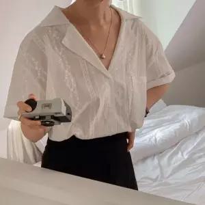 [신상오픈런]여성용 꽃무늬 레이스 포켓 대형 카라 반팔 면 블라우스 (39101982)