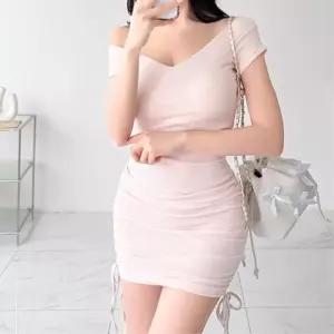 [신상오픈런]여성 러블리 셔링 오프숄더 스트랩 골지 미니 드레스 (39096148)