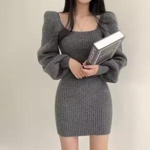 [옷은날개] 슬림핏 U넥 퍼프소매 미니 니트원피스