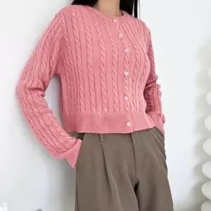 [신상오픈런]여자 무지컬러 꽈배기 라운드넥 세미크롭 긴팔 가디건 (41031524)