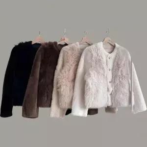 [신상오픈런]여성 겨울 자켓 금장 버튼 퍼 트리밍 콤비 스타일 연말 패션 (43166835)