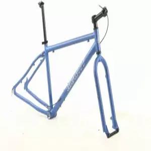 헤드셋 스템 시트포스트와 시트포스트 클램프가 장착된 26인치 휠용 그래비티 팻 바이크 프레임 포크.