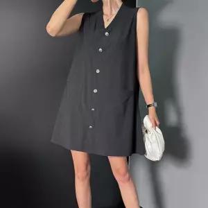 [신상오픈런]여성 여름 하객 스타일 두 개 포켓 골드 버튼 V넥 미니 드레스 (39079264)