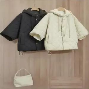 [신상오픈런]여성 후드 스트링 퀼팅 반팔 패딩 점퍼 포근한 무지 디자인 (42612816)