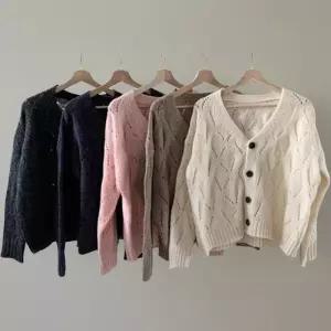 [신상오픈런]여성 다이아 스카시 가을 니트 딥 브이넥 오버핏 가디건 (42612516)