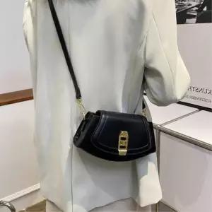 데이트 외출용 미니 핸드백 J21198 30대여성 트랜드백 (16847275A)