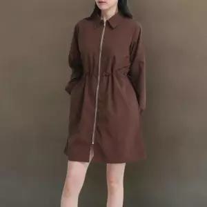 [신상오픈런]여성용 나일론 카라넥 스트링 허리 집업 미니 드레스 (41218922)