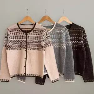 [신상오픈런]여성 노르딕 디자인 버튼 라운드넥 부클 니트 카디건 (40734260)