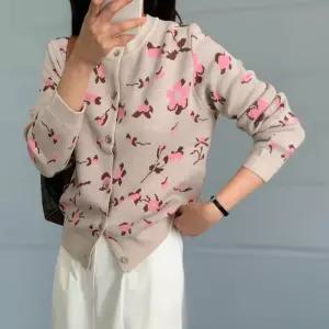 [신상오픈런]여성 가을 니트 배색 꽃무늬 루즈핏 하객룩 롱슬리브 가디건 (40724098)