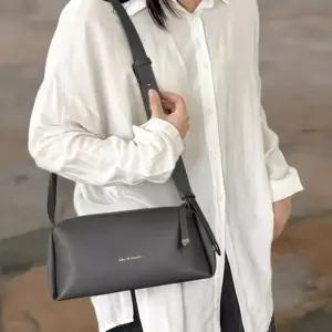 [신상오픈런]여성 사각 조절끈 가죽 미니 숄더백 (33435724)