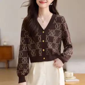 스트레인지 여자 치마 니트 상의 데일리룩 브이넥 가디건 코트 쇼트 모피 양털에 봄가을 프린트 스몰카라