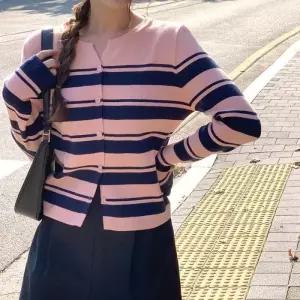 [신상오픈런]스트라이프가디건 라운드넥 키작녀 크롭니트 슬림핏 (30201928)