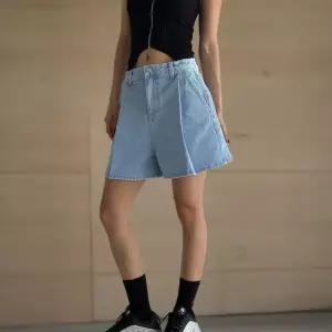 [신상오픈런]여성 여름 연청 와이드핏 핀턱 큐롯 청반바지 (36832932)