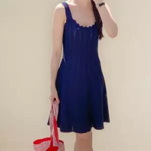 [신상오픈런]여성용 슬림핏 유넥 민소매 니트 미니 드레스 (34574503)