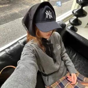 [매장정품] 코드그라피 (우먼) 스몰 스퀘어 로고 브이넥 니트_그레이 3433682