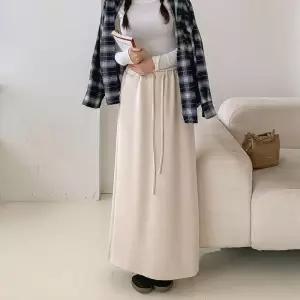 [신상오픈런]여성 A라인 롱스커트 뒤트임 끈밴딩 무지 디자인 가을용 (41032708)