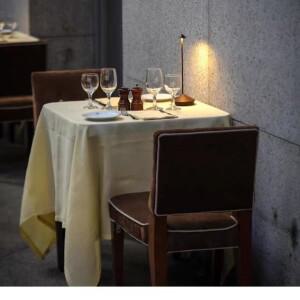 2600 MAH 고급 단순 무선 충전 책상 램프, 호텔 바 테이블 장식 조명