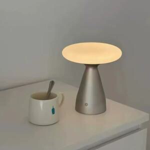 북유럽 스타일 창의적인 알루미늄 유리 버섯 LED 장식 책상 램프 패션 고급 스터디룸 침실 조명 기구