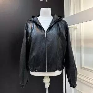 린 페이크 레더 후드 점퍼 LONB5100