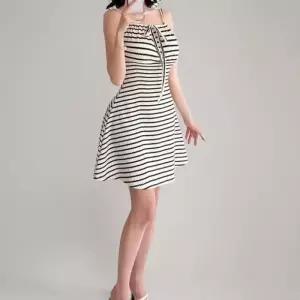 [신상오픈런]여성 미니 원피스 스트라이프 어깨끈 플레어 디자인 셔링 드레스 (38767500)