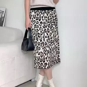 [신상오픈런]여성 레오파드 패턴 트임 밴딩 미디 스커트 (40946065)