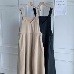 [신상오픈런]여성 브이넥 멜빵 롱 원피스 심플 플레어 드레스 (38565071)