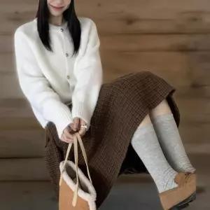 [신상오픈런]여성용 루즈핏 퍼 니트 가디건 금장 버튼 디자인 (42237146)