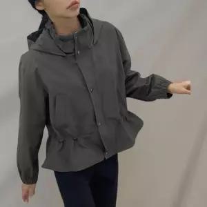 [신상오픈런]여성 바스락 소재 허리 조절 하이넥 후드 사파리 재킷 (40165632)