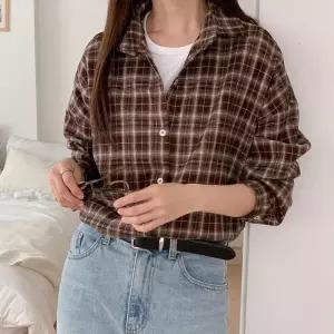 [신상오픈런]여성 브라운 체크 긴팔 루즈핏 셔츠 가을 캠퍼스 스타일 (40165627)