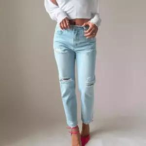 [신상오픈런]여성 세미 슬림핏 컷팅 찢어진 청바지 연청색 로우 라이즈 (38169998)