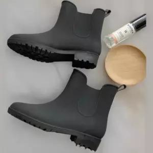 [신상오픈런]여성용 여름 비 오는 날 PVC 무지 색상 레인부츠 숏 스타일 (39101954)