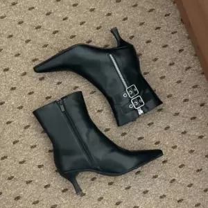 [신상오픈런]스틸레토부티 뾰족코 삭스 앵클 하이힐 버클부츠 (28768753)