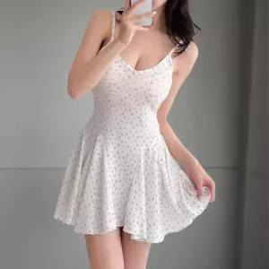 [신상오픈런]여성 플레어 미니 원피스 쉬폰 어깨끈 잔꽃 디자인 (39394045)