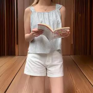 [신상오픈런]스트라이프 셔링뷔스티에 휴양 스판 민소매블라우스 (31540571)