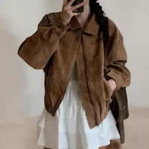 [신상오픈런]여성 스웨이드 카라넥 크롭 자켓 루즈핏 키치 무드 (42297578)