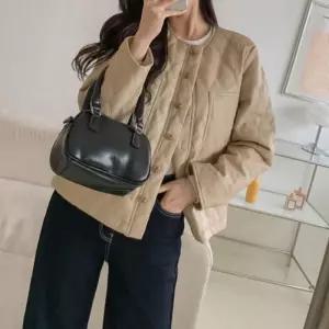 [신상오픈런]퀼팅자켓 라운드넥 기본핏 라이더 페이크레더 봄점퍼 (30433443)