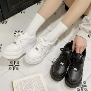 [하프클럽/다잇템]여자 펀칭 키높이 검정 흰색 미니멀리즘 운동화