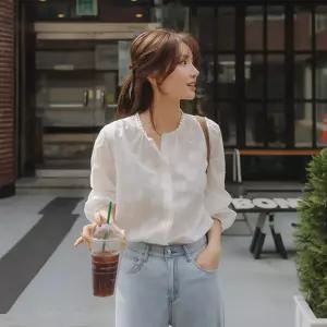 에이브 꽃펀칭 라운드블라우스