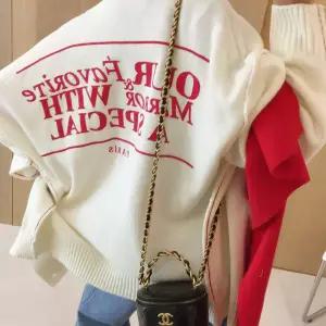 유니 브이넥 배색 레터링 루즈핏 하프 짜임 봄 니트가디건 (4color)