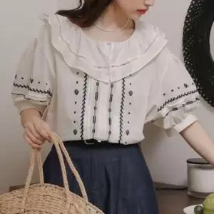 [의류] 네이비 자수 퍼프소매 블라우스 프릴넥 여유핏 러블리