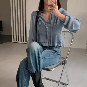 [신상오픈런]여성 브이넥 레이어드 프릴 크롭 퍼프 블라우스 (41564253)