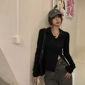 [옷은날개] 사선 카라 골지 니트 데일리 티셔츠 크롭 배꼽 긴팔 가을 슬림 캐주얼