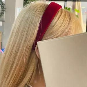 [신상오픈런]벨벳머리띠 딥레드 엠보싱 도톰한 헤어밴드 (30015620)
